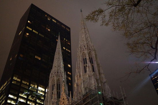 die St. Patrick's Cathedral im Dunkeln