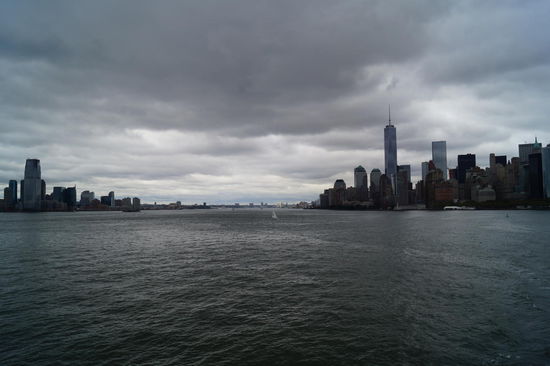 Blick von der Staten Island Ferry auf Manhattan und Jersey City