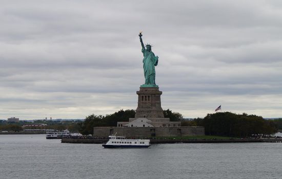 Blick auf die Freiheitsstatue von der Staten Island Ferry aus