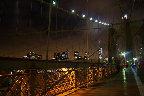 Blick von der Brooklyn Bridge auf Downtown New York