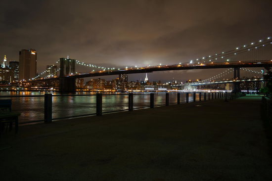 Blick vom Brooklyn Bridge Park auf die Brooklyn Bridge und die Manhattan Bridge