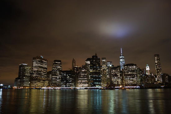 New Yorks Skyline vom Brooklyn Bridge Park aus