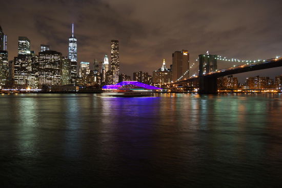 Blick vom Brooklyn Bridge Park auf die Skyline bei Nacht