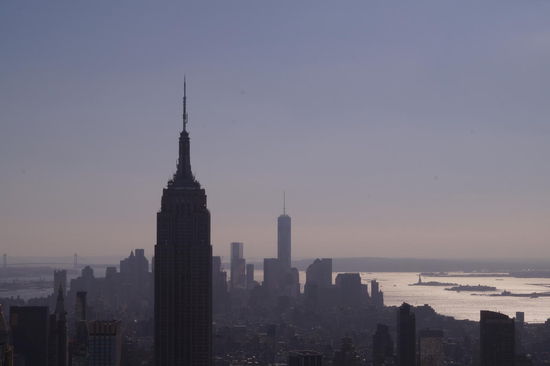 Blick auf das Empire State Building vom Rockefeller Center aus (im Hintergrund ganz klein: die Freiheitsstatue)