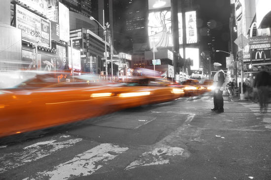 Verkehr am Times Square bei Nacht