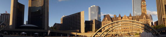 Nathan Phillips Square in Toronto mit neuem und altem Rathaus