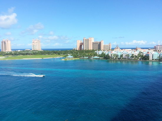 Blick von der Atlantis Bridge auf das berühmte Hotel Atlantis auf Paradise Island