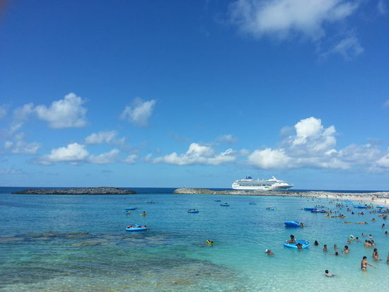 die Bucht von Great Stirrup Cay mit unserem Schiff im Hintergrund