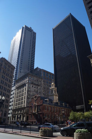 das Old State House umgeben von Wolkenkratzern