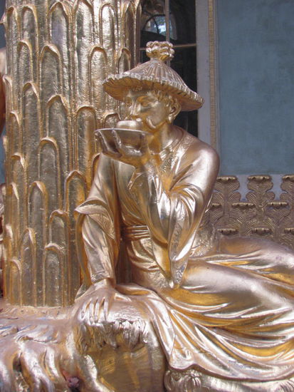 und eine der vielen güldenen Figuren