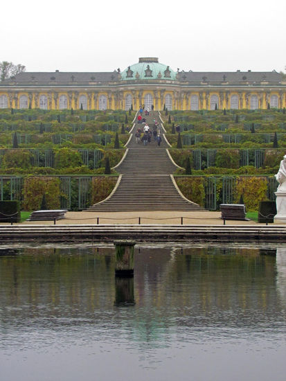 über die Freitreppe zum Schloss