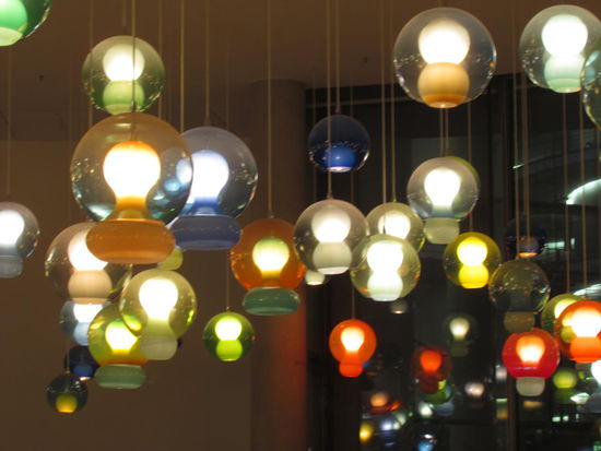 bunte Lampen im Cafe