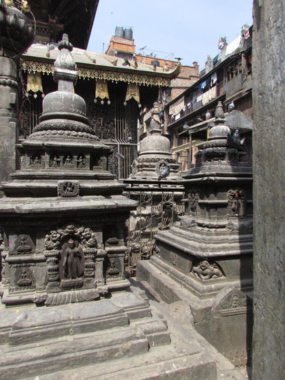 Stupas wohin das Auge blickt