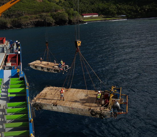 Mittels dieser Plattform-Schiffe wird die Aranui be/entladen wenn nicht am Pier geankert wird.