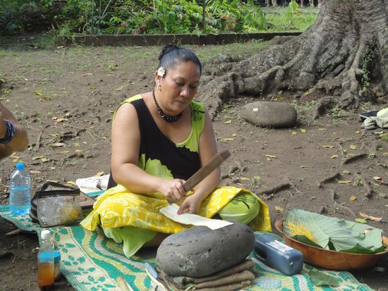hier wird aus Baumrinde Tapa geklopft