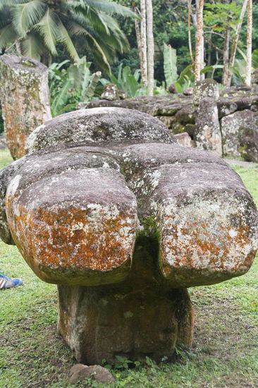Makii Taua Pepe, die gebärende Frau. Der Mann der Priesterin war der sagenhafte Steinmetz Manuiota'a welcher dem lesenswerten Buch von B. Lichtenstein den Titelnamen gab.