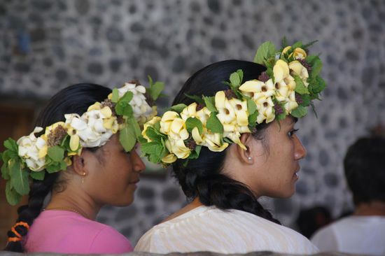 mit Blumenschmuck in ide Kirche