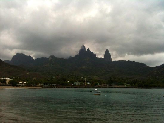 Die Felskulisse von Ua Pou