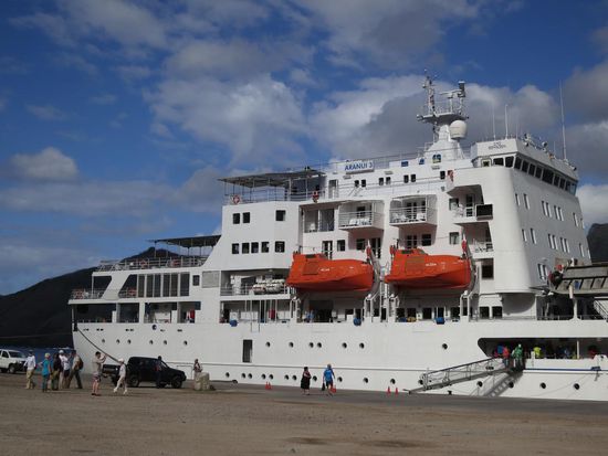 hier sieht man die versch. Decks sehr gut, unten die "Bullaugenkabinen" mit Balkon die Suiten