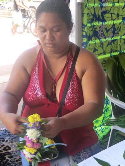 bei Herstellung eines Blumenkranzes