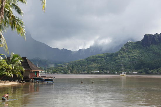 Wolkenverhangene Berge in der Südsee