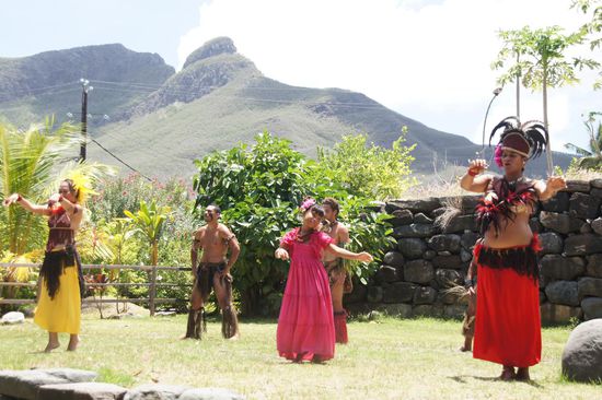 das kleine Mädchen tanzt bereits gekonnt mit