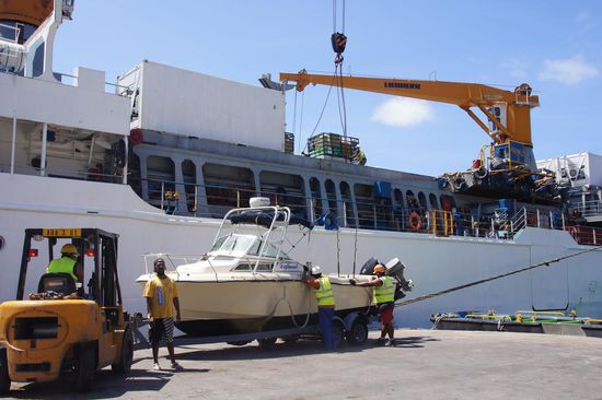 neue Fracht wird an Bord der Aranui geladen