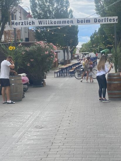 Der Weg ging quer durch das Dorffest