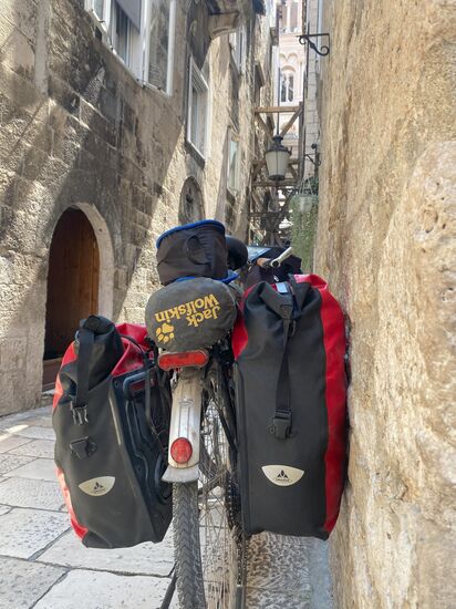 Sachen wieder auf dem Rad verstaut.