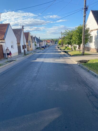 Durch das Dorf Fertörakos