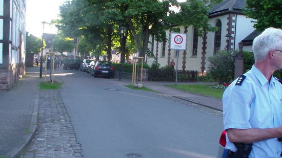 ...Polizist hält uns auf...weil der Herr Minister kommt  