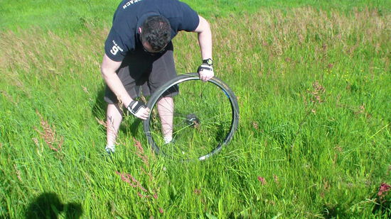 ...Grass  in den Reifen..