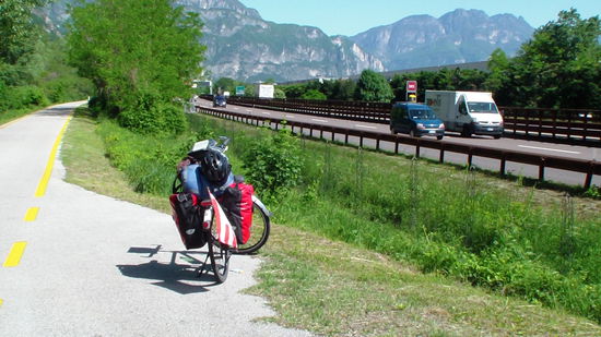 .....lange neben der Autobahn gefahren.....