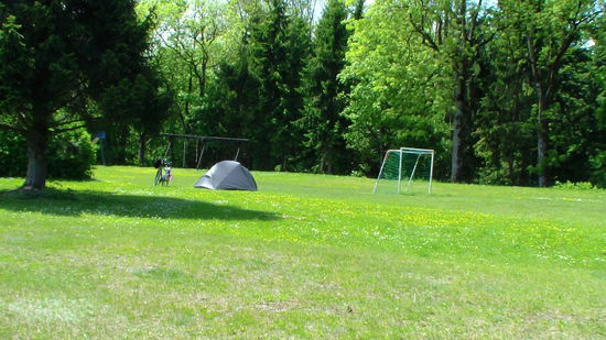 ....Zelt auf der Wiese des Campingplatzes