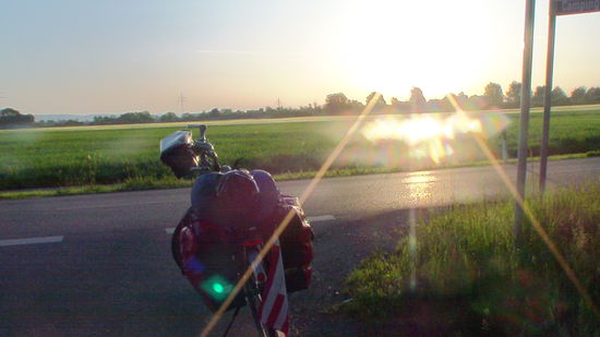 ...am frühen Morgen auf dem Radweg..