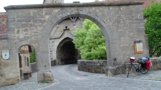 ...durch Stadttor von Rotenburg ob der Tauber...