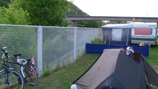 ..Zelten direkt am Main