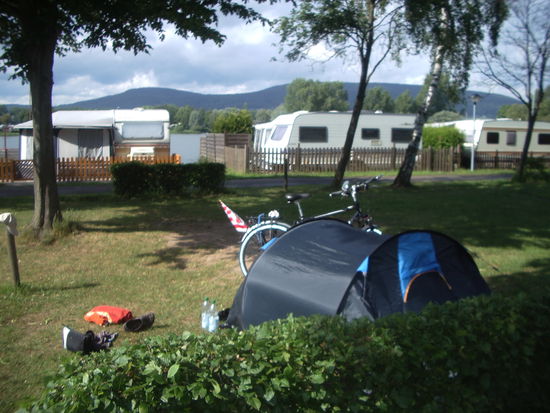 ...Zelt steht am Campingplatz am Doktorsee..
