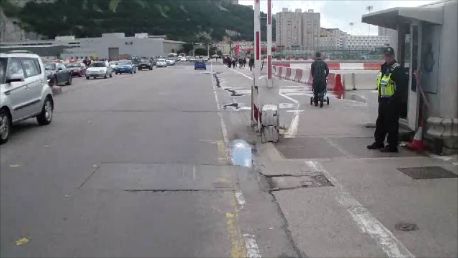 über die Landebahn geht's nach Gibraltar