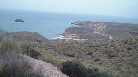 Blick auf den Weg direkt am Meer