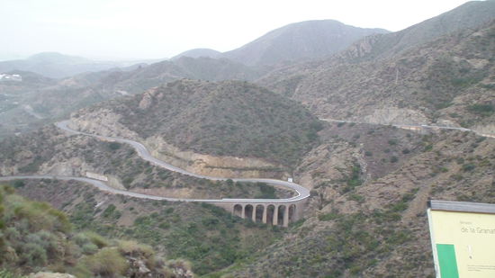 Blick von oben auf die kommende Abfahrt