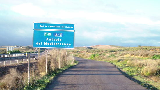 eine Strecke parallel zur Autobahn