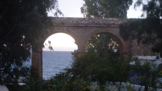 Brücke über dem Campingplatz