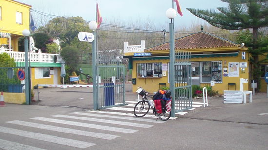 vor dem Campingplatz