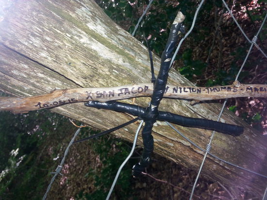 unsere Kreuze am Zaun