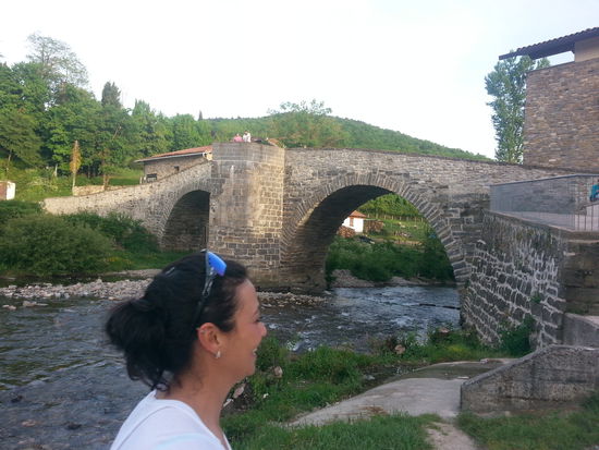 An der mittelalterlichen Brücke in Zubiri