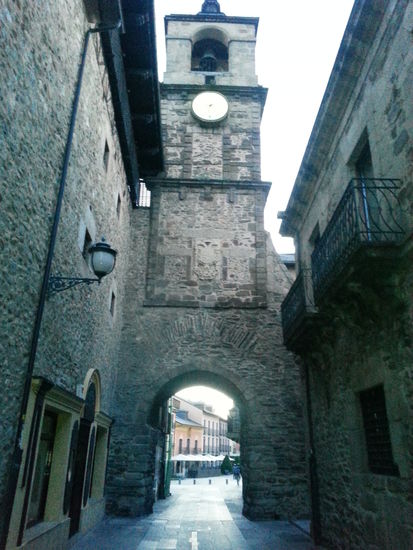 ...siehst Du auch das fiese Gesicht zwischen der Uhr und den Bogen ???????