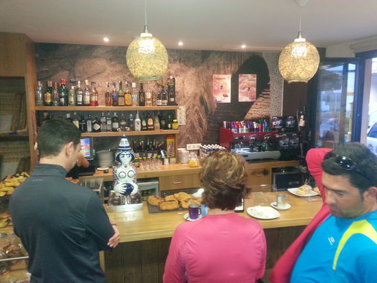 in der Bar beim Frühstücken