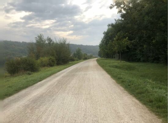 Zunächst ging es auf einem Schotterweg