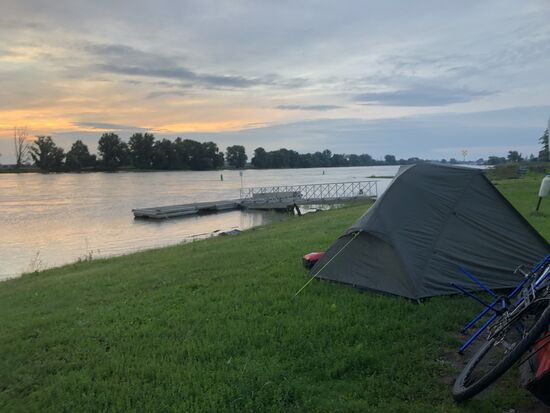 Zelt direkt an der Elbe
